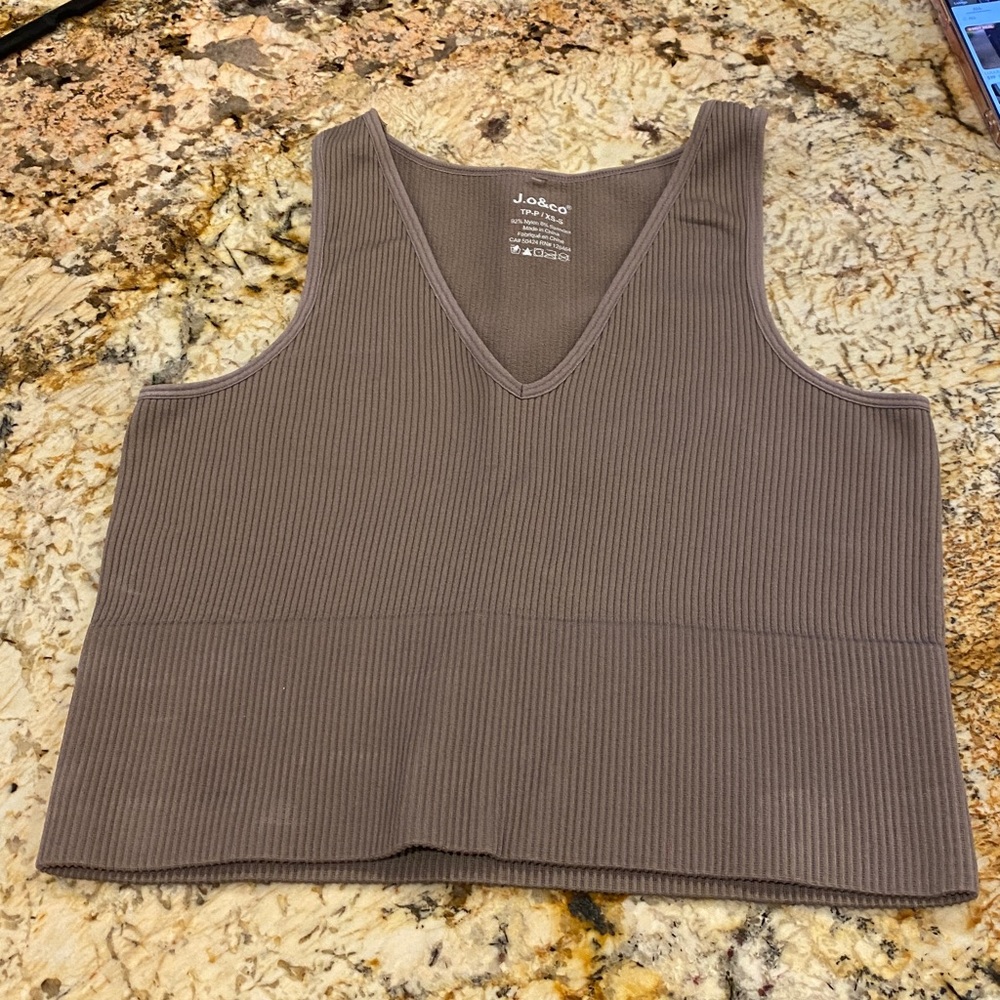 J.O&Co Women's Comfort fit ribbed cropped tank top v-neck XS/S